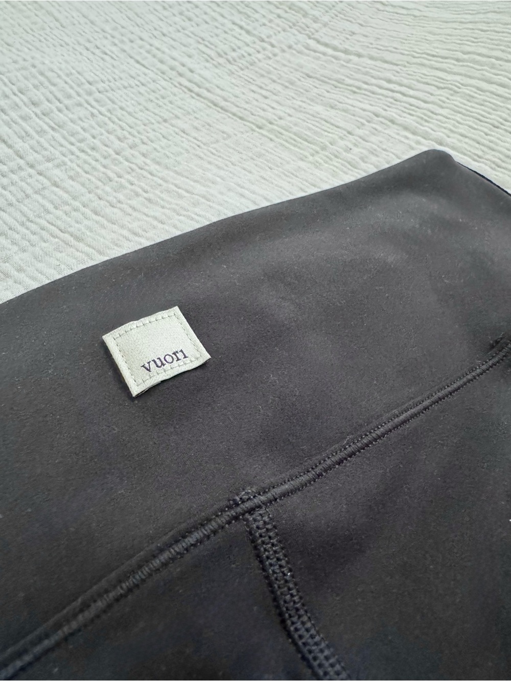 Vuori Skyline Legging in Black - Picture 4 of 9
